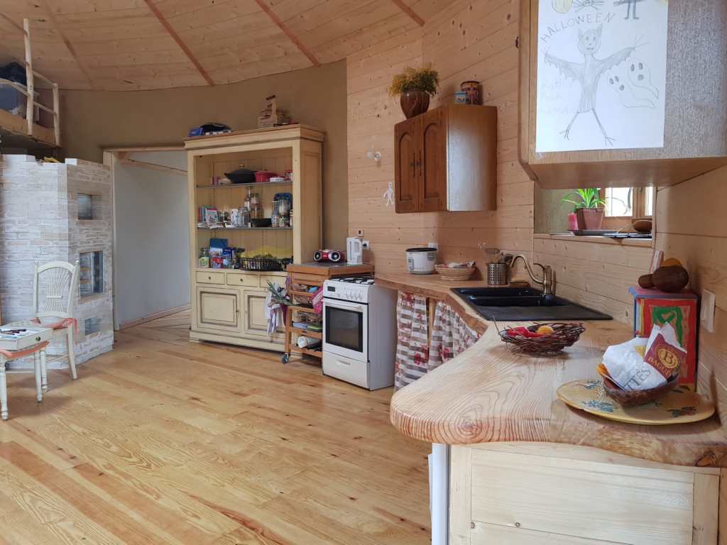 Yourte en dur intérieur bois poêle de masse