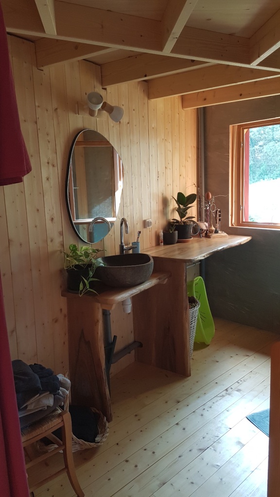 Yourte en dur intérieur bardage bois