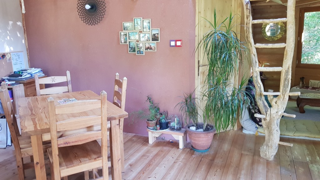 Yourte en dur intérieur enduit terre